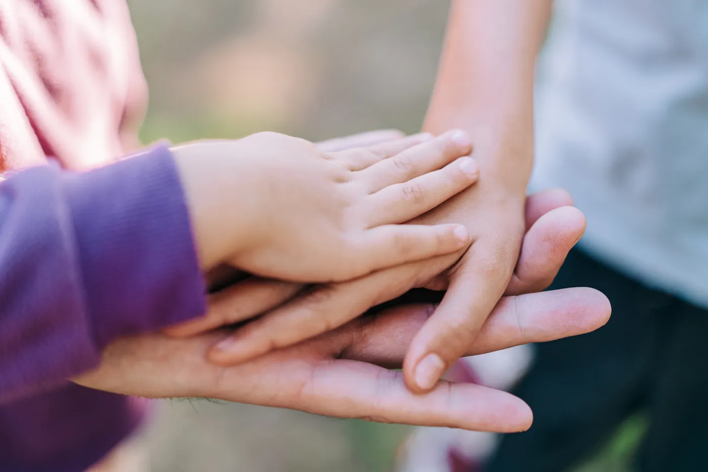 Hände von Großeltern, Eltern und Kind liegen aufeinander
